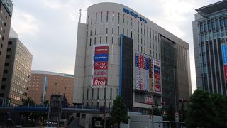 博多バスターミナル --- 交通の拠点でもありますが、ショッピングビルとしても充実しています。