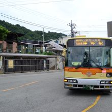 陣馬山方面のバスが発着する藤野駅