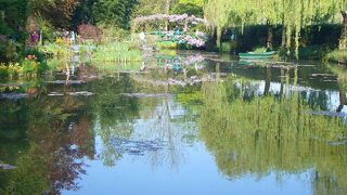 モネの絵そのまんまの蓮池があります。印象派好きにはたまらない場所