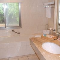 バスタブからバルコニ−の緑が見えます。