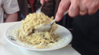 ローマのフェリーチェでカーチョ・エ・ペペ