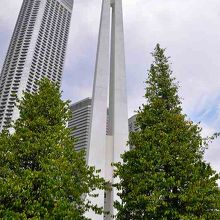 公園の塔は周りの高層ビルの高さを凌駕するようだった