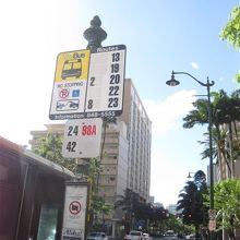 アンバサダーホテル前で