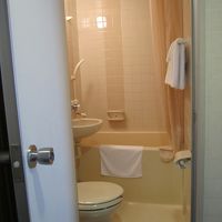 ダブル・ルームのバスルーム。シングル・ルームと変わらず。