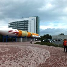 一番目をひくH?ロケットの実物大モデル。