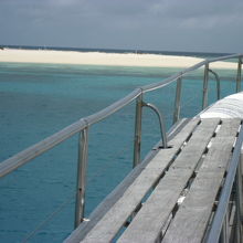 船がミコマスケイに近づきます