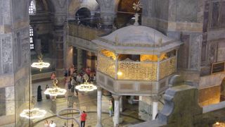 ブルーモスクと並び建つ、イスタンブールの象徴