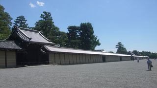 中に入るにはツアーのみ。また（当然ですが）予約が必要