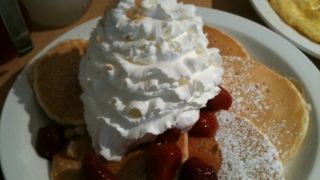 ボリュームたっぷりなパンケーキ＆ホイップクリーム