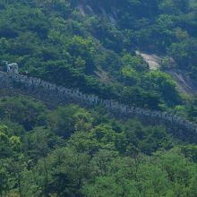 北岳山の山肌には城壁が見えます！