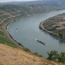 船がゆったりと航行している