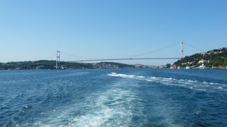 洋の東西を分けるボスポラス海峡をクルーズ