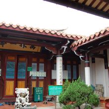 明善堂（礼拝所）　お祈り時間を示した時計が並んでます