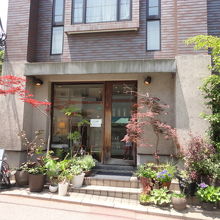 外観。通り沿いだし、ｵｼｬﾚな感じ。