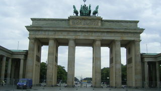 平和の証の門です。