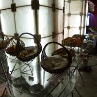 パンも食パン、フランスパン、菓子パン何種類か。