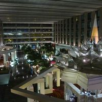 ホテルロビーは吹き抜け。客室がロビー向けになっていた