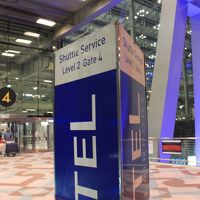 シャトルバスは?番出口すぐにあります。歩いても行けるけど