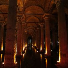 不気味にライトアップされた地下宮殿。