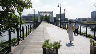 赤レンガ倉庫に続く汽車道。