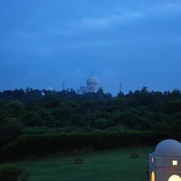 タージマハールに夕闇せまる。満月の夜はライトアップらしい。