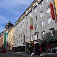 右の建物で、奥行きがある