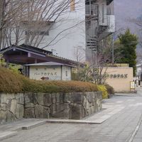 ちょっと離れたところから見た玄関