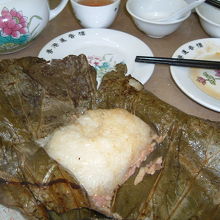 おすすめの、ハスの葉で包んだ　ちまき