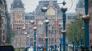 ドーム型の大きな駅