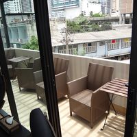 問題のバルコニー。隣との仕切りがない。