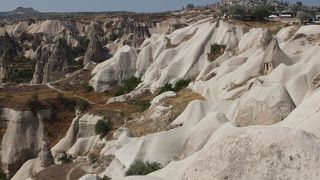 白い岩が連なる風景