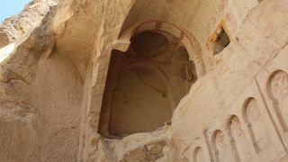 洞窟の中に残るフレスコ画が見れます。