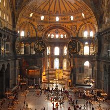 中心から外れたミフラーブが印象的です。