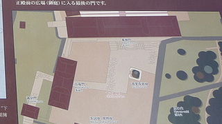 普通の庭だけど神女さんのお祈りの場、京のうち