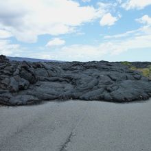 溶岩が道路を呑みこんでいます。