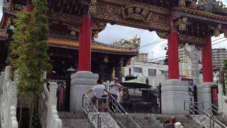 中華街の真ん中あたり。待ち合わせにも