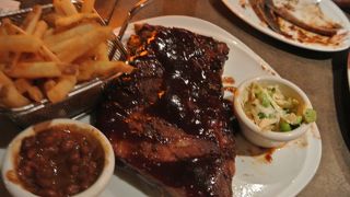 オープンエアの心地よいレストラン