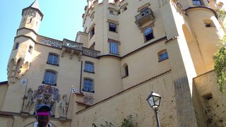 各部屋の絵画が素晴らしい。是非、城内見学を…。