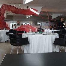 一階ロビーの奥にあります。赤いオブジェの向うがホテルのロビー