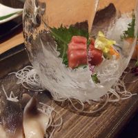 氷の器に盛りつけられた大間のマグロ