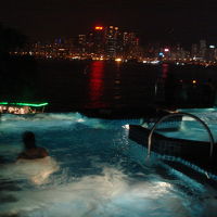 ジャグジーは小さめだけど、ぬるいのと温かいのと冷たいのと。