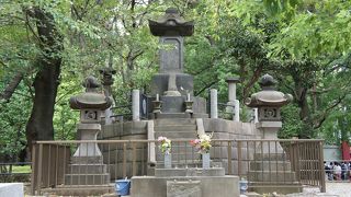 上野公園の歴史的な一面を見せてくれる「彰義隊の墓」