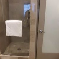 シャワーブース（左）とトイレ（右）