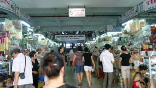 日本円の両替はこの近くの金屋で　【ハン市場】