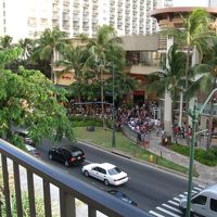 ホテルのプールから見えるチーズケーキファクトリー