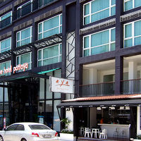 ホテル前の遊歩道には小物の屋台がたくさんある