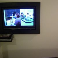 壁掛けのテレビ