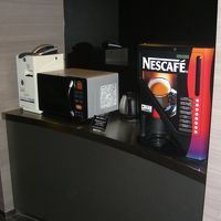 エレベータホールの電子レンジと無料のコーヒーマシン