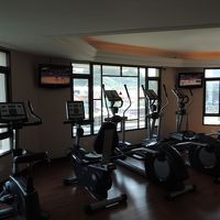 スパの隣の入り口にあるのは筋肉系マシン、2階にはランニング系