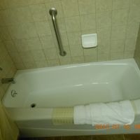 少し浅いけどバスタブもあります